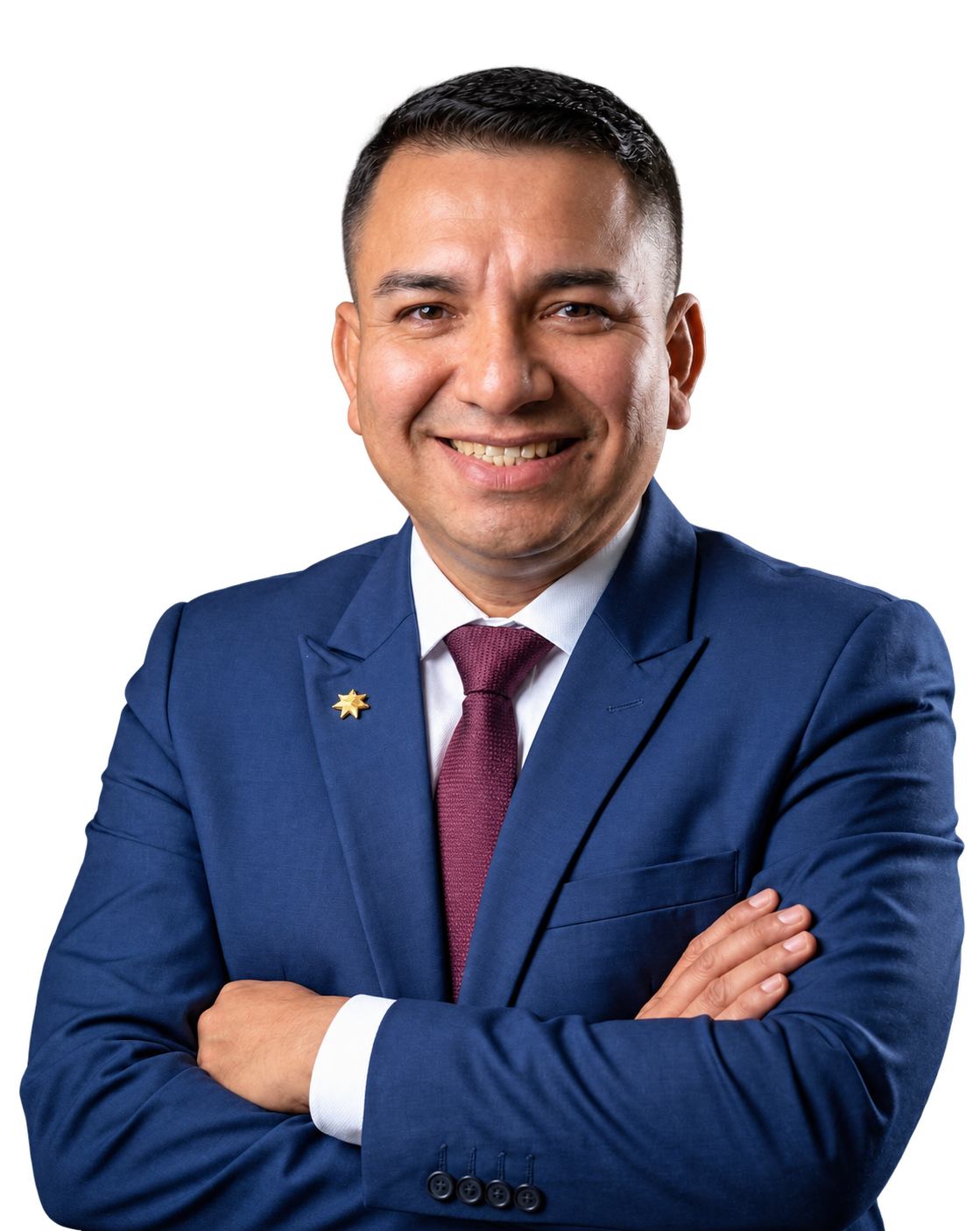 Darwin Vásquez Vásquez, socio fundador, con traje azul y brazos cruzados