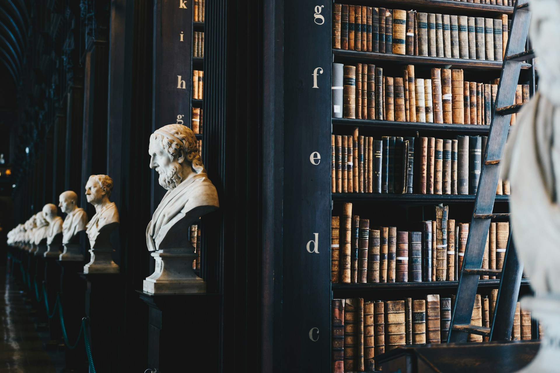 Biblioteca y libros de consulta jurídica